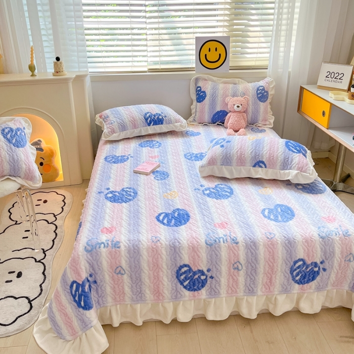 91家纺网 家纺一手货源 找家纺 川悦生活 2022新款高克重牛奶绒花边夹棉床盖 梦幻爱心