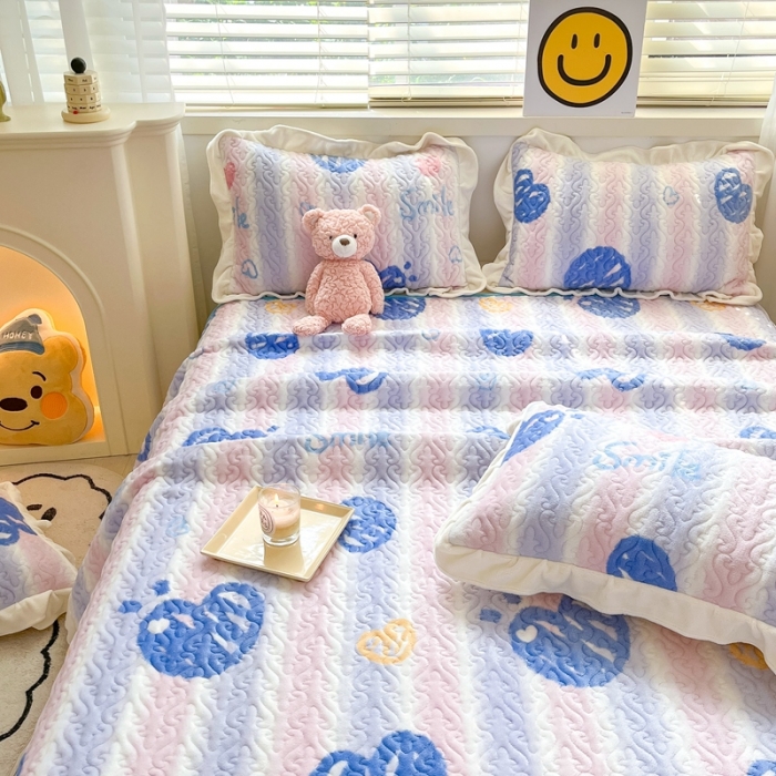 91家纺网 家纺一手货源 找家纺 川悦生活 2022新款高克重牛奶绒花边夹棉床盖 梦幻爱心