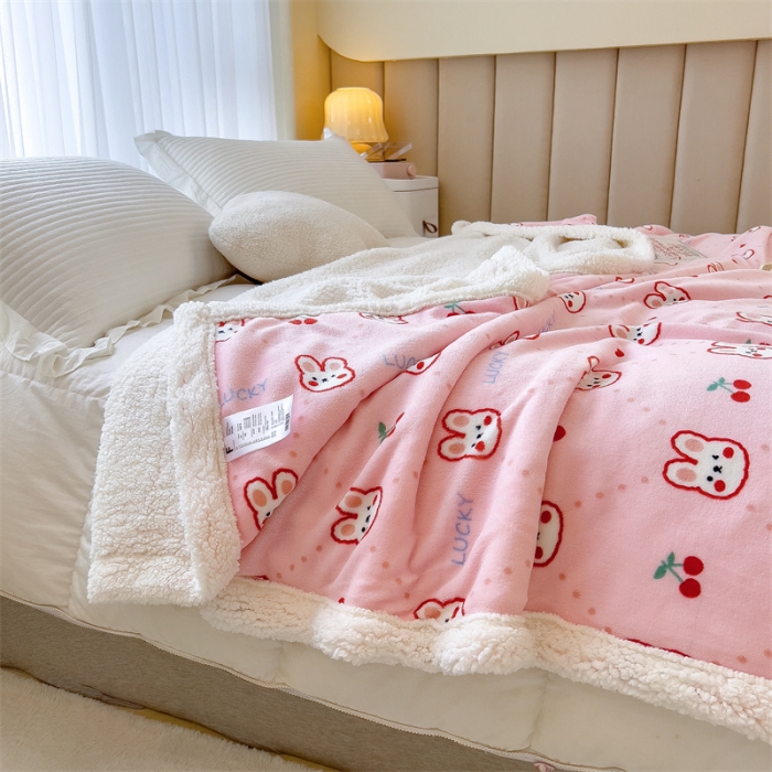 91家纺网 家纺一手货源 找家纺 兄弟坊 2022新款牛奶绒印花多功能毛毯被 小兔宝贝