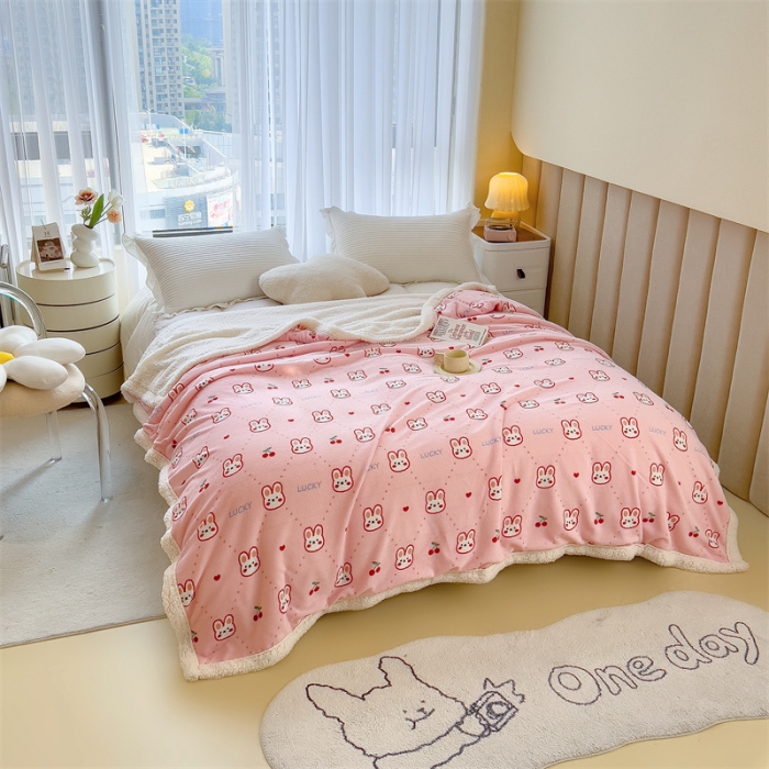 91家纺网 家纺一手货源 找家纺 兄弟坊 2022新款牛奶绒印花多功能毛毯被 小兔宝贝