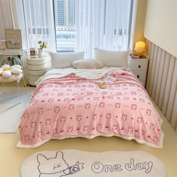 91家纺网 家纺一手货源 找家纺 兄弟坊 2022新款牛奶绒印花多功能毛毯被 小兔宝贝