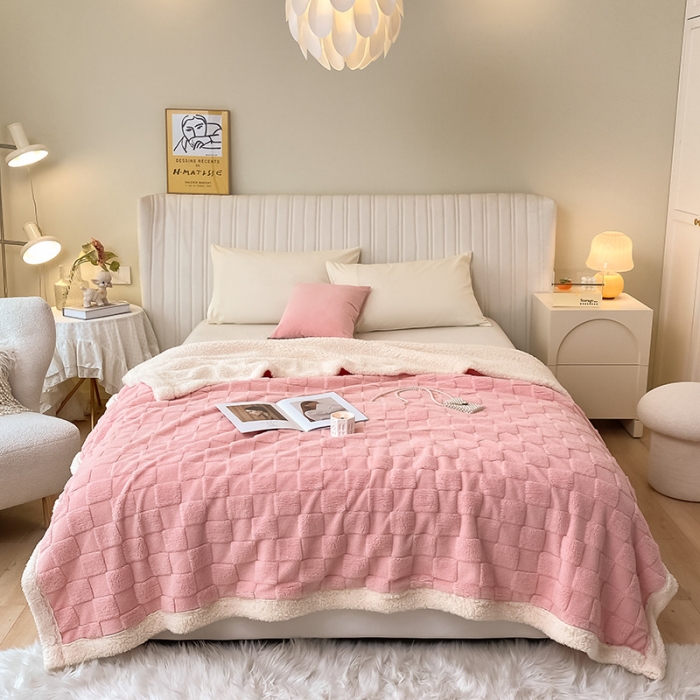 91家纺网 家纺一手货源 找家纺 吾秀家居2022新款舒棉绒提花毯 绒毯方块粉