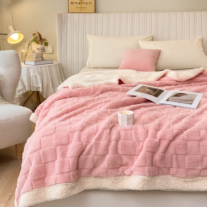 91家纺网 家纺一手货源 找家纺 吾秀家居2022新款舒棉绒提花毯 绒毯方块粉