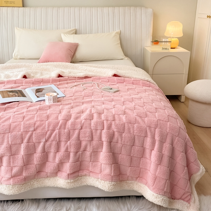 91家纺网 家纺一手货源 找家纺 吾秀家居2022新款舒棉绒提花毯 绒毯方块粉