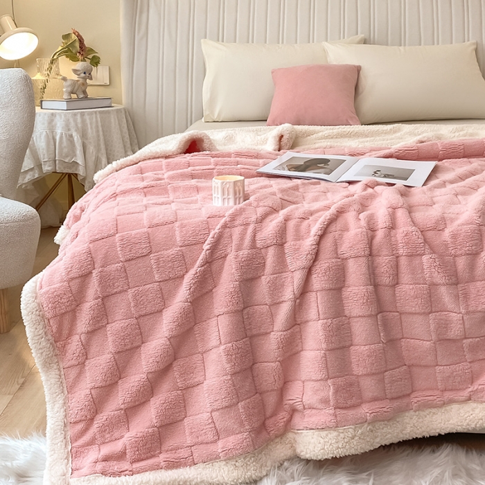 91家纺网 家纺一手货源 找家纺 吾秀家居2022新款舒棉绒提花毯 绒毯方块粉