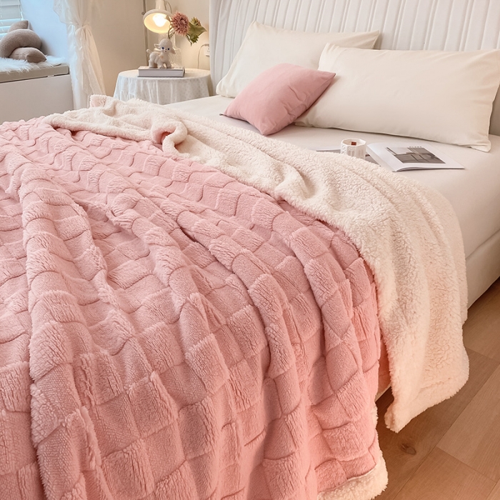 91家纺网 家纺一手货源 找家纺 吾秀家居2022新款舒棉绒提花毯 绒毯方块粉