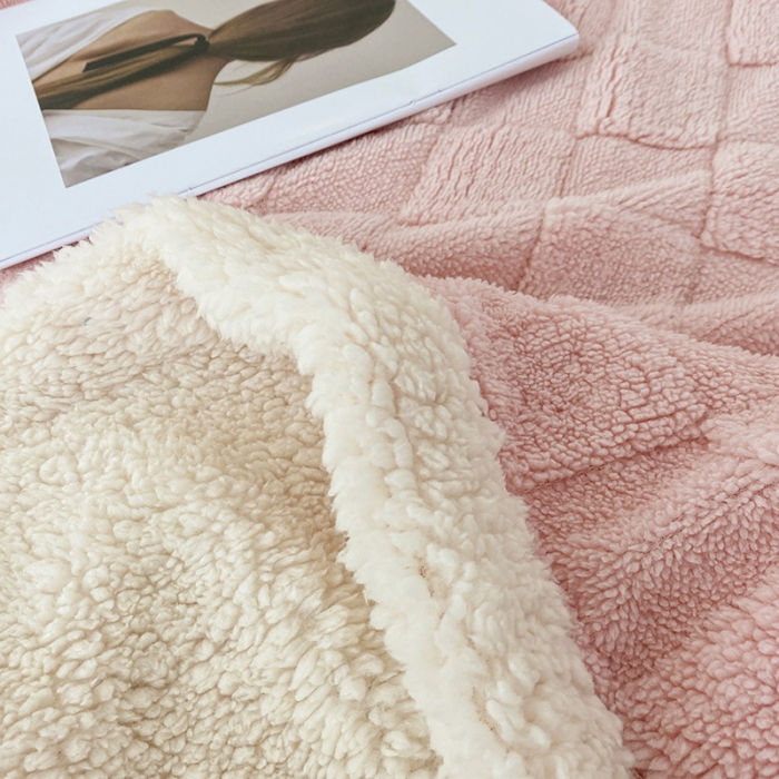 91家纺网 家纺一手货源 找家纺 吾秀家居2022新款舒棉绒提花毯 绒毯方块粉