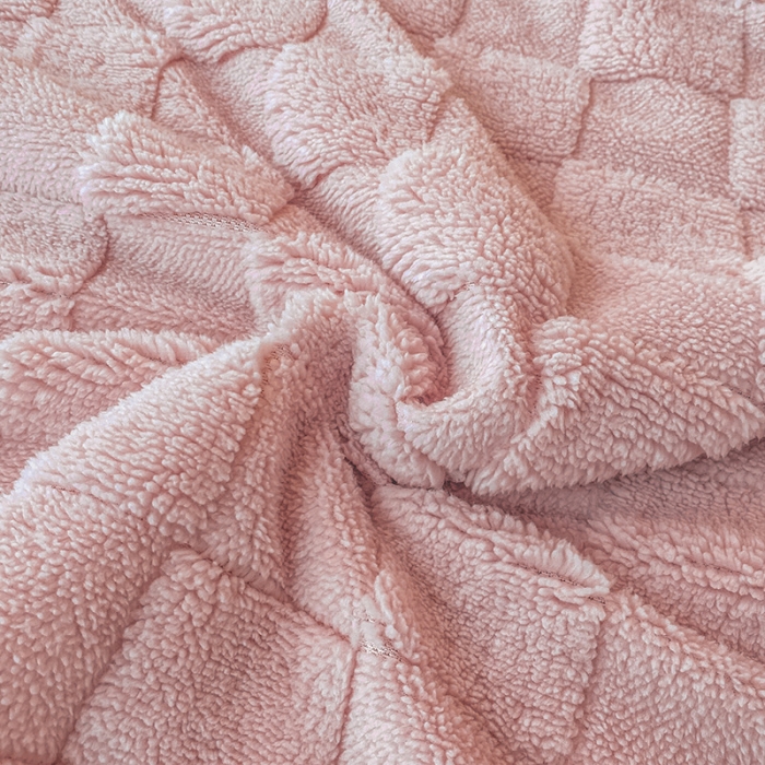 91家纺网 家纺一手货源 找家纺 吾秀家居2022新款舒棉绒提花毯 绒毯方块粉