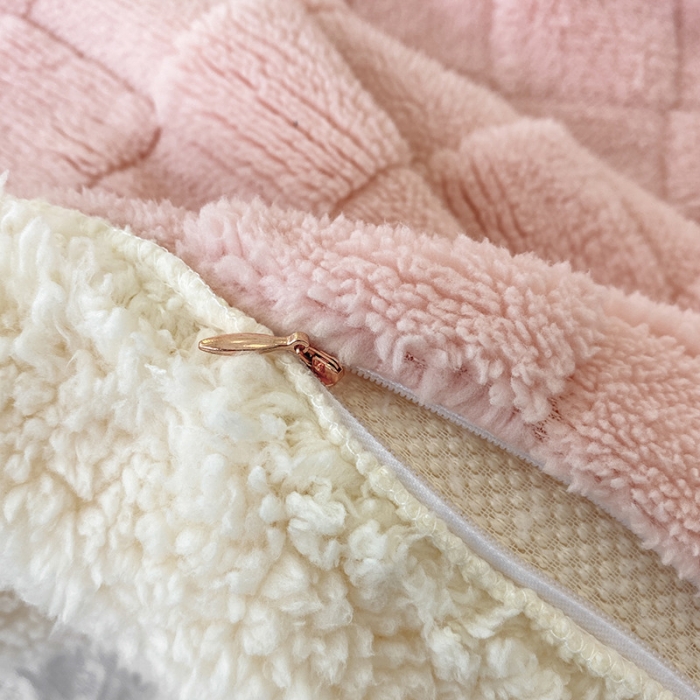 91家纺网 家纺一手货源 找家纺 吾秀家居2022新款舒棉绒提花毯 绒毯方块粉