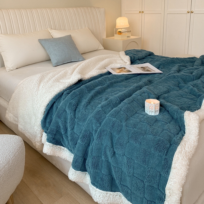 91家纺网 家纺一手货源 找家纺 吾秀家居2022新款舒棉绒提花毯 绒毯方块蓝