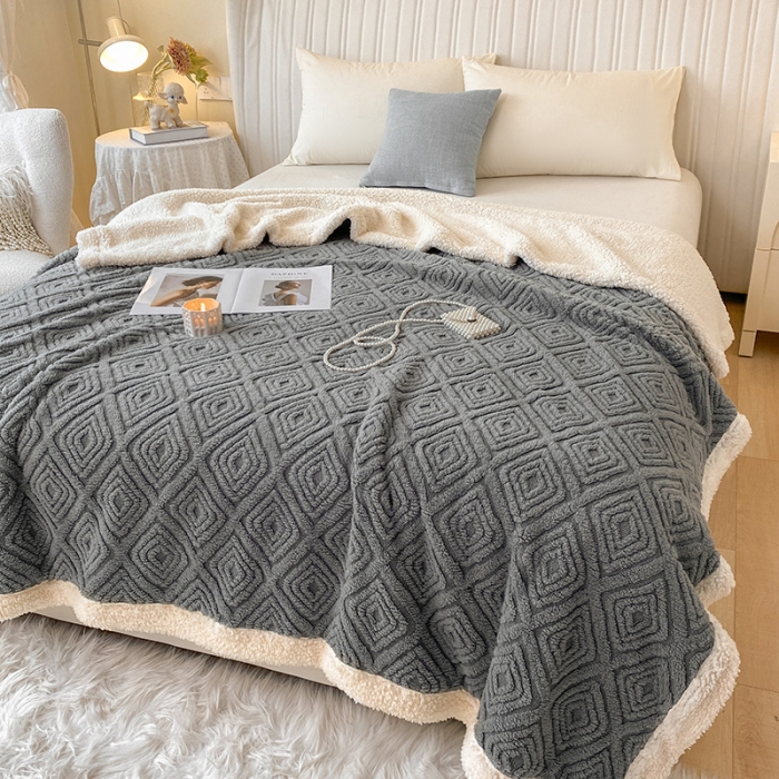 91家纺网 家纺一手货源 找家纺 吾秀家居2022新款舒棉绒提花毯 绒毯回格灰