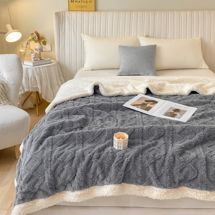 91家纺网 家纺一手货源 找家纺 吾秀家居2022新款舒棉绒提花毯 绒毯毛衣灰