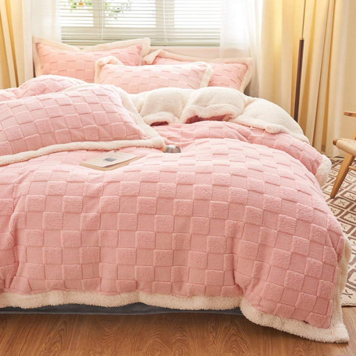 91家纺网 家纺一手货源 找家纺 吾秀家居2022新款舒棉绒提花四件套 方块粉