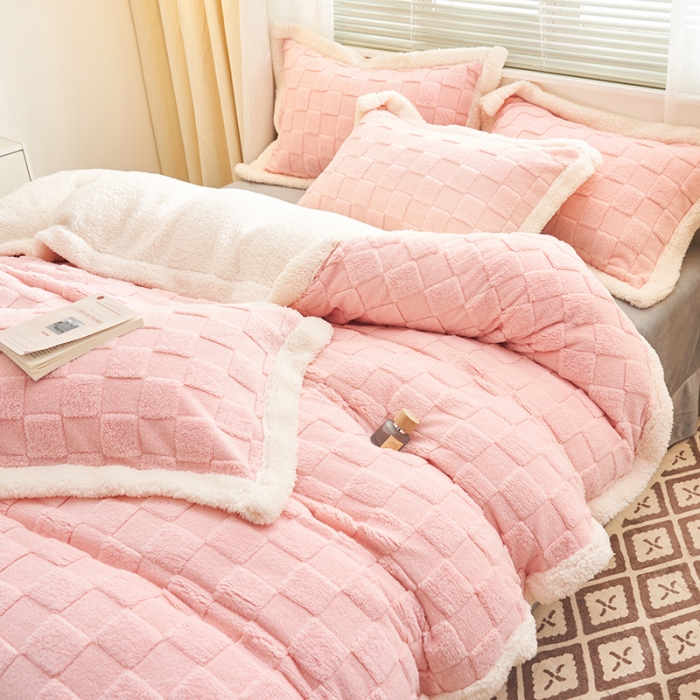 91家纺网 家纺一手货源 找家纺 吾秀家居2022新款舒棉绒提花四件套 方块粉