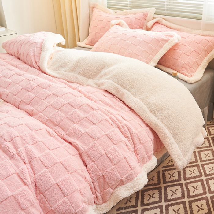 91家纺网 家纺一手货源 找家纺 吾秀家居2022新款舒棉绒提花四件套 方块粉