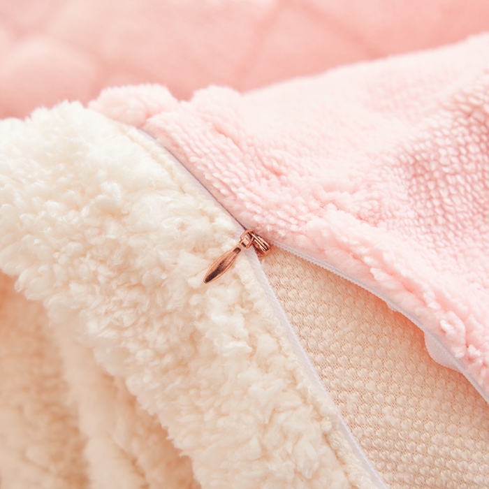 91家纺网 家纺一手货源 找家纺 吾秀家居2022新款舒棉绒提花四件套 方块粉