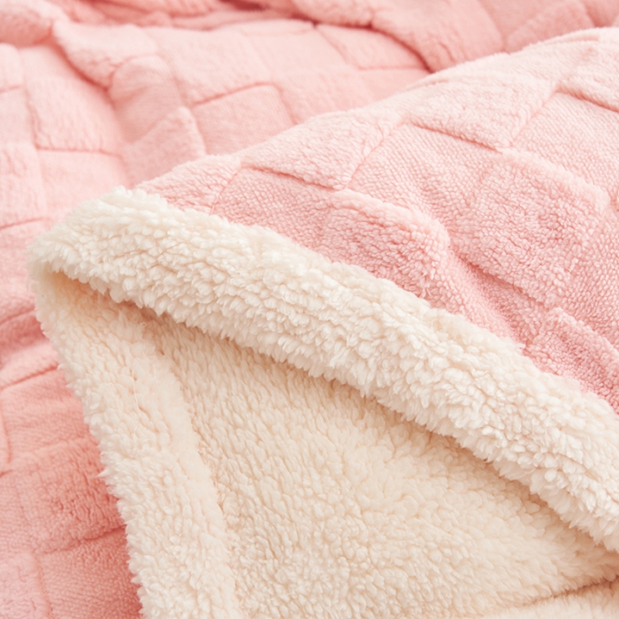 91家纺网 家纺一手货源 找家纺 吾秀家居2022新款舒棉绒提花四件套 方块粉