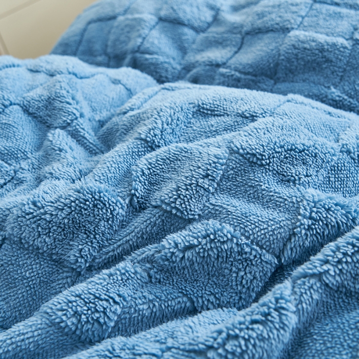 91家纺网 家纺一手货源 找家纺 吾秀家居2022新款舒棉绒提花四件套 方块蓝