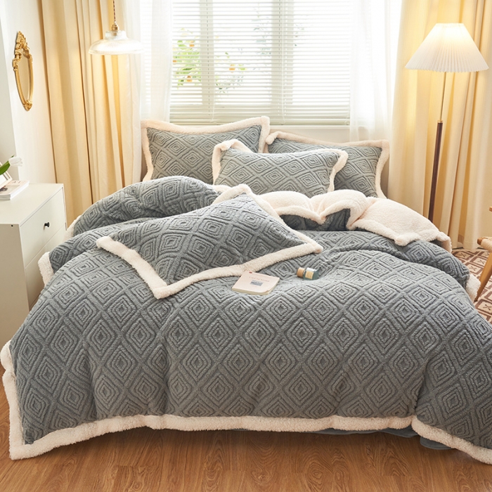 91家纺网 家纺一手货源 找家纺 吾秀家居2022新款舒棉绒提花四件套 回格灰