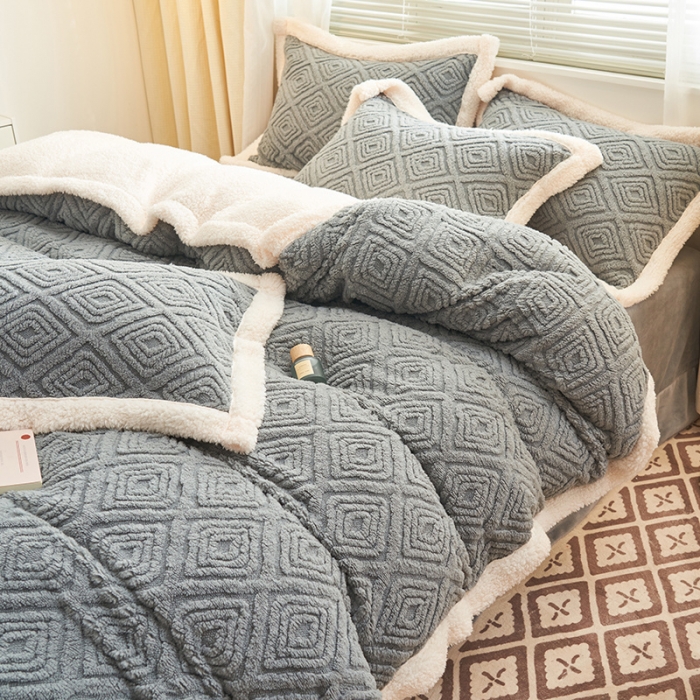 91家纺网 家纺一手货源 找家纺 吾秀家居2022新款舒棉绒提花四件套 回格灰