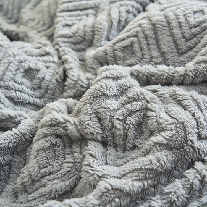 91家纺网 家纺一手货源 找家纺 吾秀家居2022新款舒棉绒提花四件套 回格灰