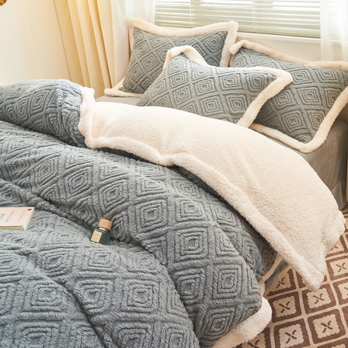 91家纺网 家纺一手货源 找家纺 吾秀家居2022新款舒棉绒提花四件套 回格灰