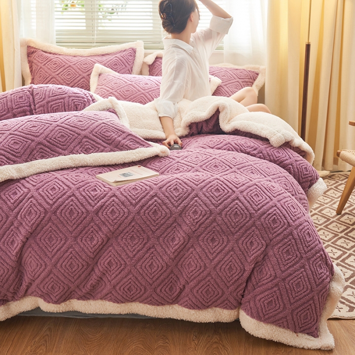 91家纺网 家纺一手货源 找家纺 吾秀家居2022新款舒棉绒提花四件套 回格紫