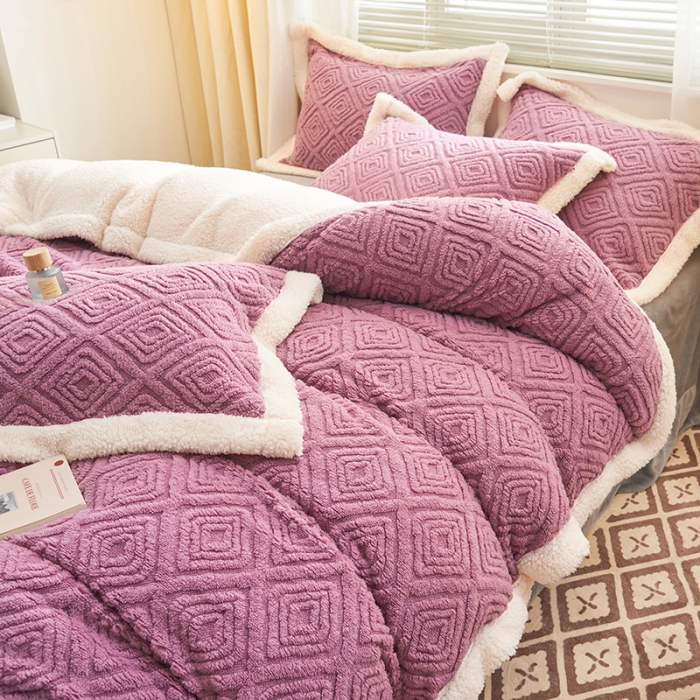 91家纺网 家纺一手货源 找家纺 吾秀家居2022新款舒棉绒提花四件套 回格紫