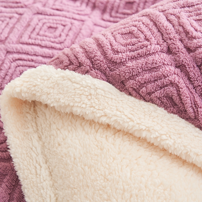 91家纺网 家纺一手货源 找家纺 吾秀家居2022新款舒棉绒提花四件套 回格紫