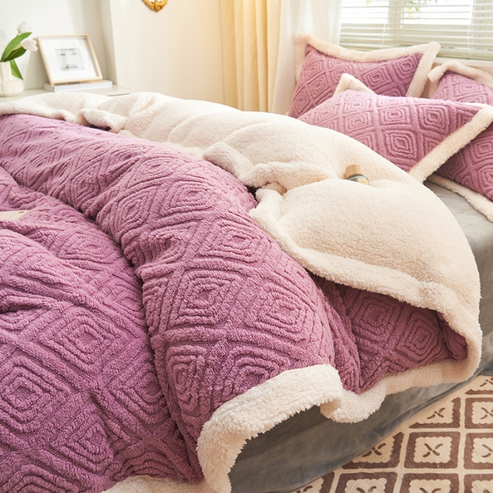 91家纺网 家纺一手货源 找家纺 吾秀家居2022新款舒棉绒提花四件套 回格紫