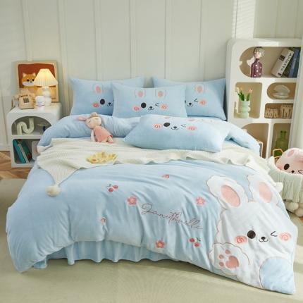 91家纺网 家纺一手货源 找家纺 （总）亲亲公主 2025新款牛奶绒卡通绣花四件套-蓝色小熊