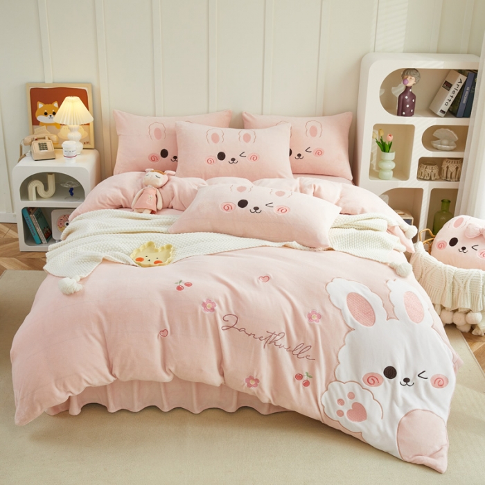 91家纺网 家纺一手货源 找家纺 亲亲公主 2025新款牛奶绒卡通绣花四件套-可爱兔粉色