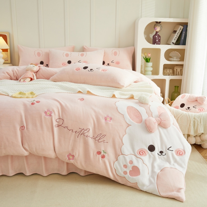 91家纺网 家纺一手货源 找家纺 亲亲公主 2025新款牛奶绒卡通绣花四件套-可爱兔粉色