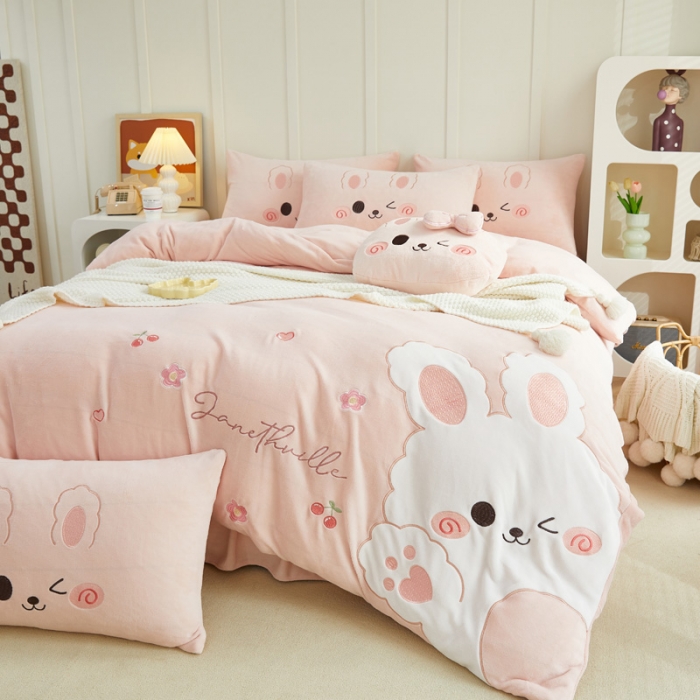 91家纺网 家纺一手货源 找家纺 亲亲公主 2025新款牛奶绒卡通绣花四件套-可爱兔粉色