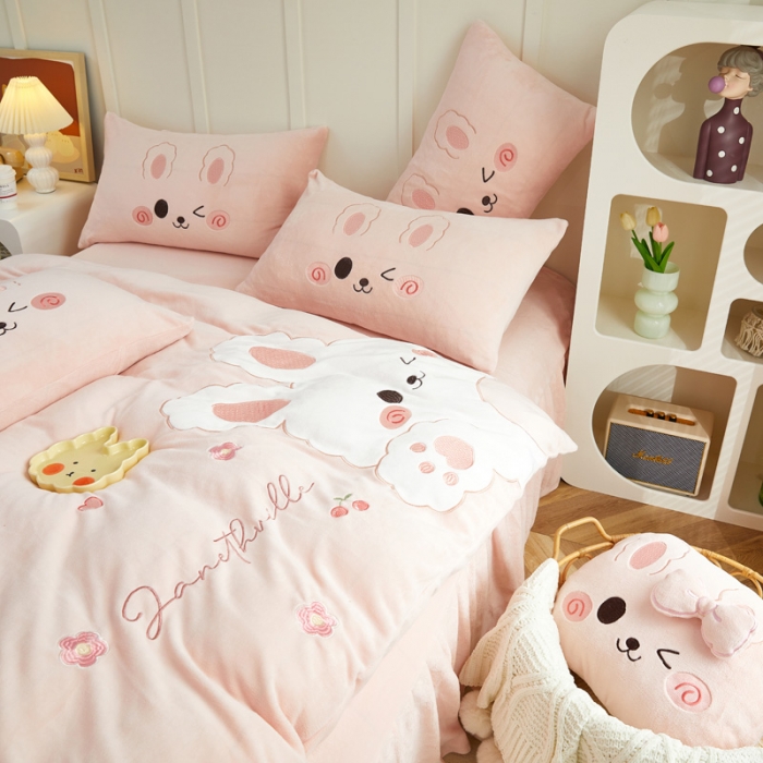 91家纺网 家纺一手货源 找家纺 亲亲公主 2025新款牛奶绒卡通绣花四件套-可爱兔粉色