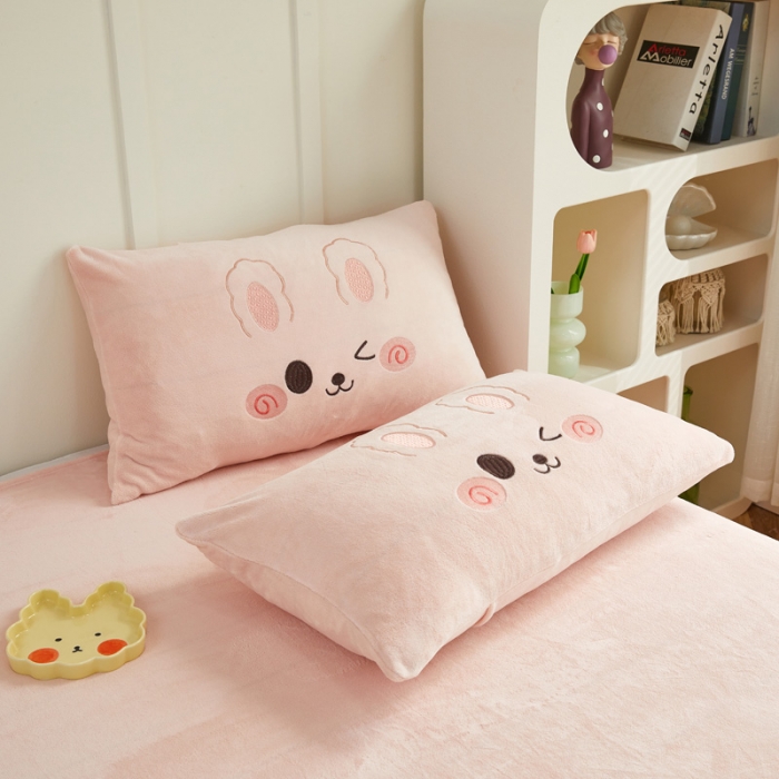 91家纺网 家纺一手货源 找家纺 亲亲公主 2025新款牛奶绒卡通绣花四件套-可爱兔粉色