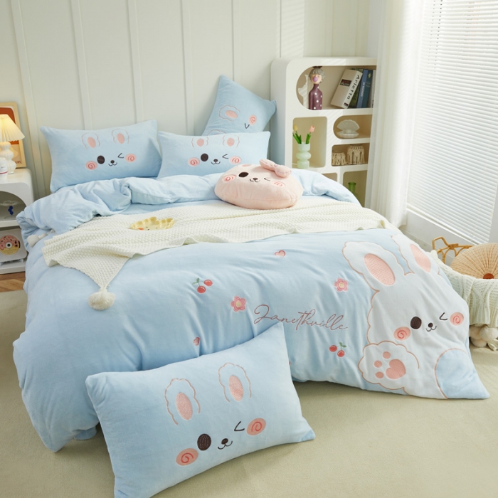 91家纺网 家纺一手货源 找家纺 亲亲公主 2025新款牛奶绒卡通绣花四件套- 可爱兔蓝色