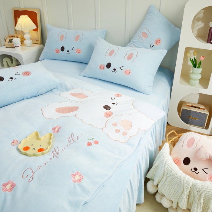 91家纺网 家纺一手货源 找家纺 亲亲公主 2025新款牛奶绒卡通绣花四件套- 可爱兔蓝色