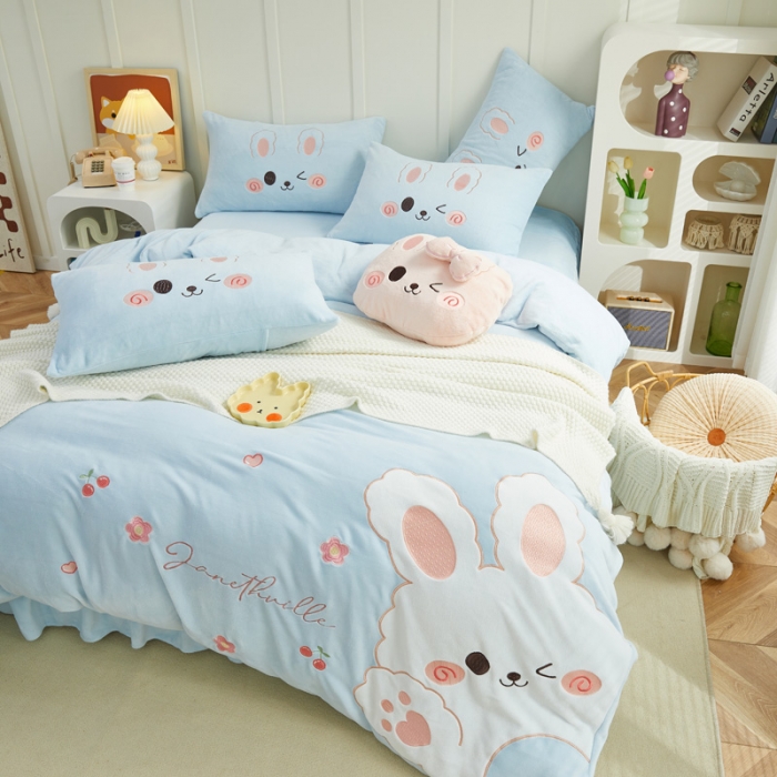 91家纺网 家纺一手货源 找家纺 亲亲公主 2025新款牛奶绒卡通绣花四件套- 可爱兔蓝色