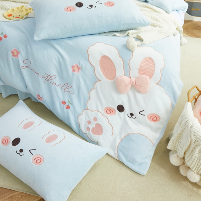 91家纺网 家纺一手货源 找家纺 亲亲公主 2025新款牛奶绒卡通绣花四件套- 可爱兔蓝色