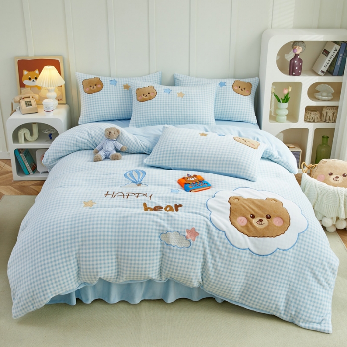 91家纺网 家纺一手货源 找家纺 亲亲公主 2025新款牛奶绒卡通绣花四件套- 蓝色小熊