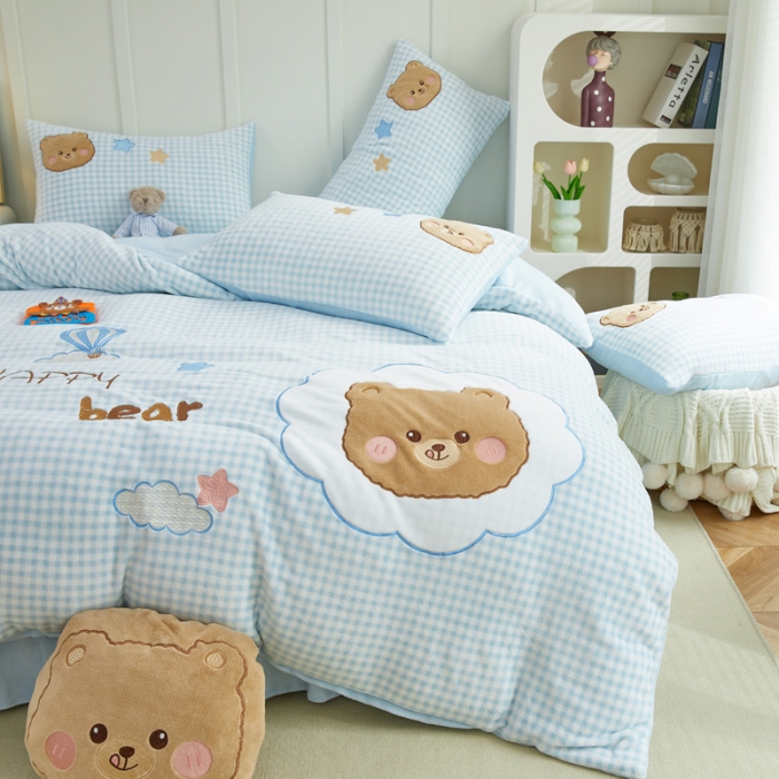 91家纺网 家纺一手货源 找家纺 亲亲公主 2025新款牛奶绒卡通绣花四件套- 蓝色小熊