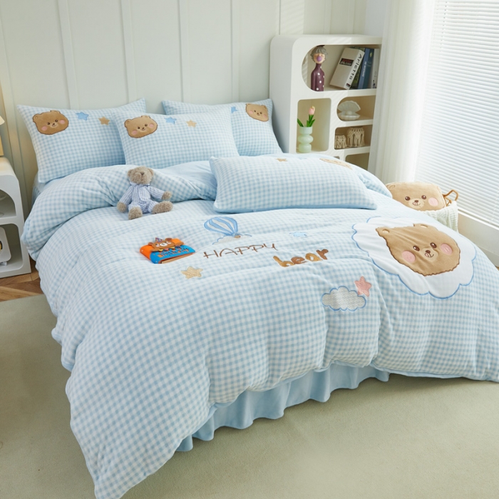 91家纺网 家纺一手货源 找家纺 亲亲公主 2025新款牛奶绒卡通绣花四件套- 蓝色小熊