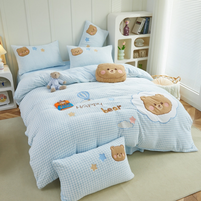 91家纺网 家纺一手货源 找家纺 亲亲公主 2025新款牛奶绒卡通绣花四件套- 蓝色小熊