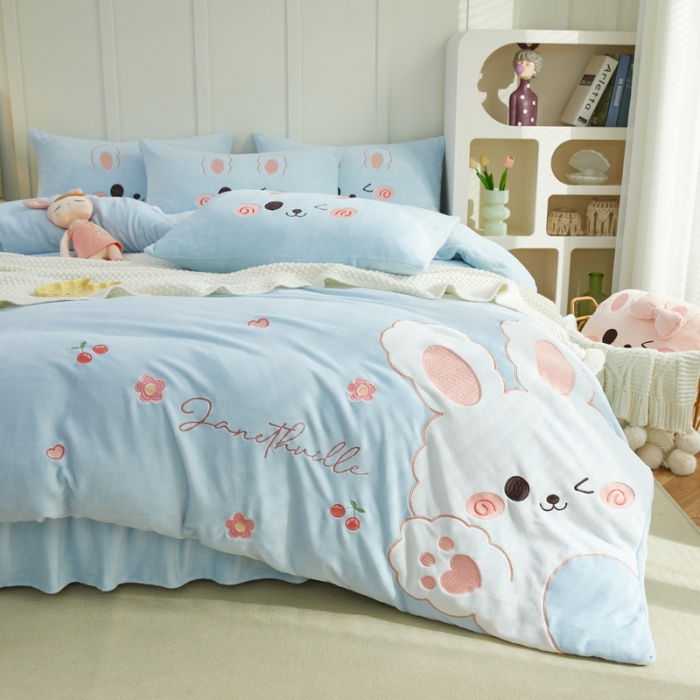 91家纺网 家纺一手货源 找家纺 （总）亲亲公主 2025新款牛奶绒卡通绣花四件套-可爱兔蓝色