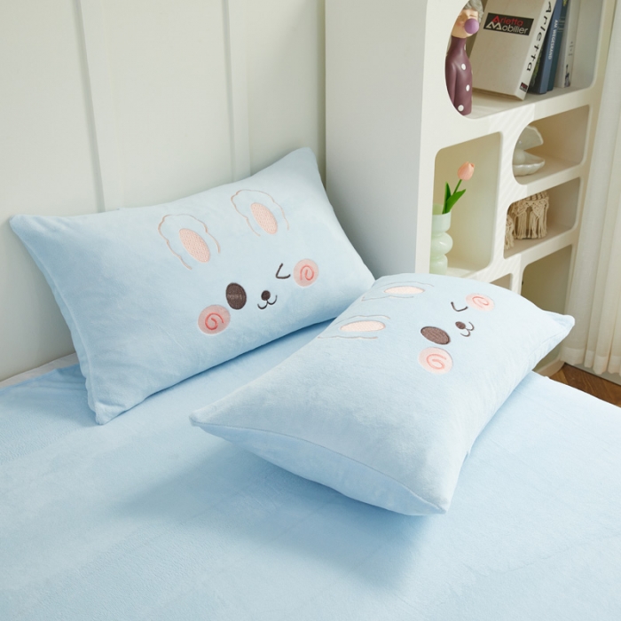 91家纺网 家纺一手货源 找家纺 （总）亲亲公主 2025新款牛奶绒卡通绣花四件套-可爱兔蓝色