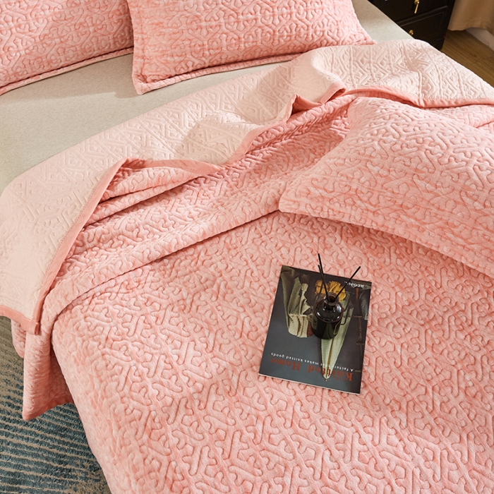 91家纺网 家纺一手货源 找家纺 佳梦家纺2022新款脏脏色织牛奶绒盖毯 脏脏-粉玉