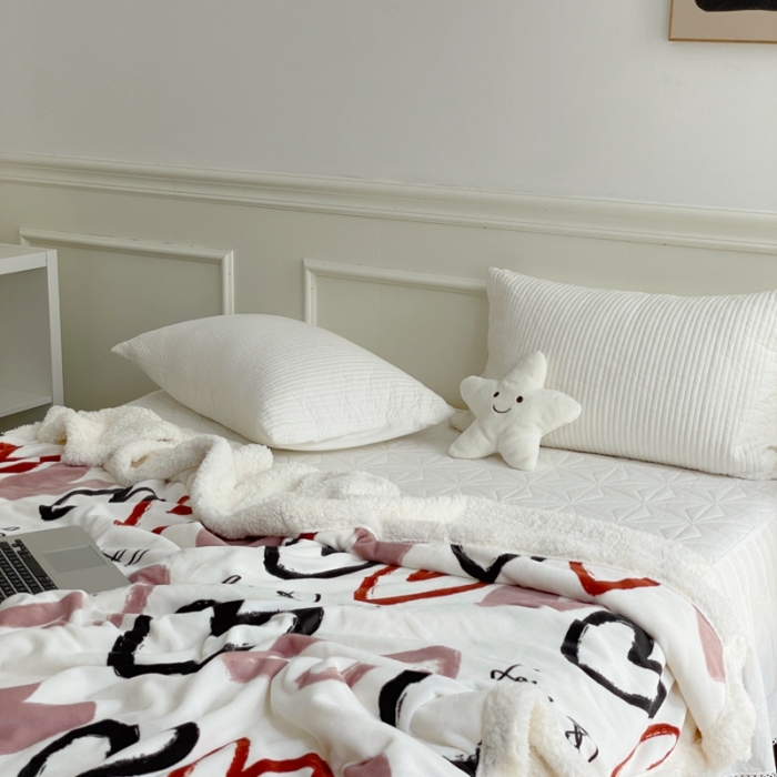 91家纺网 家纺一手货源 找家纺 时年 2022新款牛奶绒拼羊羔绒毯 爱心结