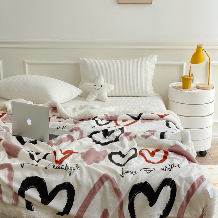 91家纺网 家纺一手货源 找家纺 时年 2022新款牛奶绒拼羊羔绒毯 爱心结