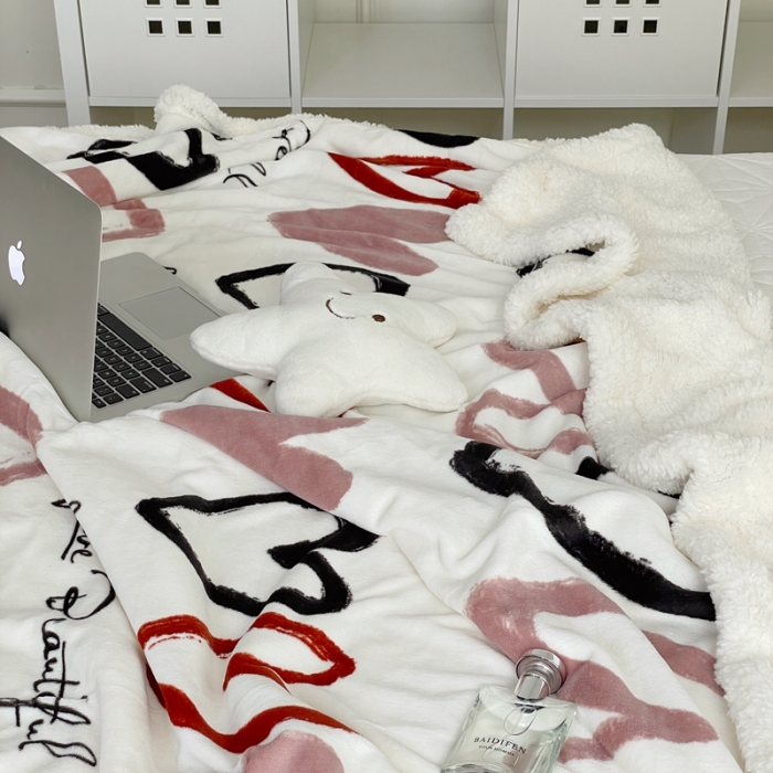 91家纺网 家纺一手货源 找家纺 时年 2022新款牛奶绒拼羊羔绒毯 爱心结